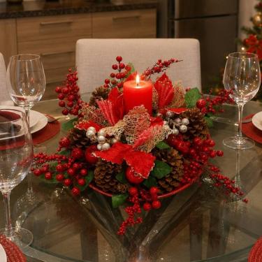 Imagem de Arranjo Natalino Centro de Mesa com Vela e Pinhas Decorativas 20cm Altura e 35cm Diâmetro Vermelho