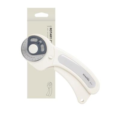 Imagem de KEARING Cortador rotativo de 45 mm para tecido, ferramenta de corte de tecido de precisão com lâmina de aço de alta velocidade SKH-9 e protetor de segurança para costura, artes e artesanato