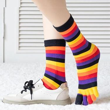 Imagem de Um par de meias femininas de algodão na altura do joelho, listradas, separadas, com cinco dedos