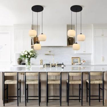 Imagem de Luminária pendente moderna com cúpula de vidro para sala de jantar, lustre de bolas branco leitoso com 3 lâmpadas, luminária pendente ajustável estilo celeiro, adequada para ilha de cozinha,