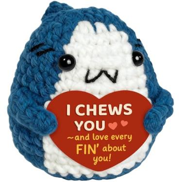 Imagem de Krinisou Lindo presente de tubarão de crochê, presente romântico para namorado e namorada, pequeno feito à mão, eu te amo doce, presente para ele e ela