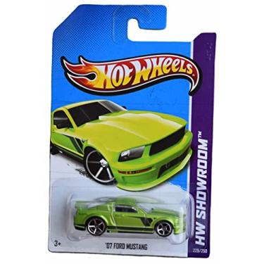 Imagem de Hot Wheels 2007 Ford Mustang 1:64 Scale Die-Cast Car