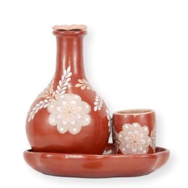 Imagem de Vale do Jequitinhonha Moringa Artesanal em Cerâmica Vermelho Terra com Flores Pintadas à Mão, Conjunto com Copo e Aparador, 850ml, (D456)