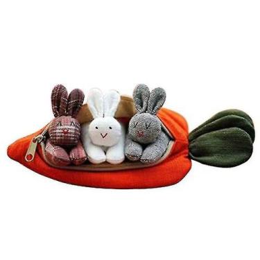 Imagem de Cenoura de pelúcia com 3 coelhinhos de pelúcia no interior para decora