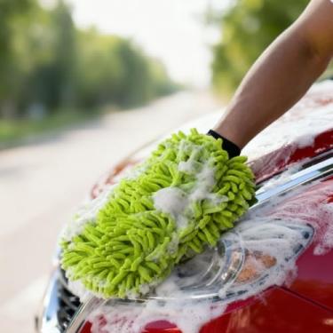 Imagem de Luva de microfibra verde para lavagem de carro para limpeza e secagem sem arranhões com tecido de chenille macio e material absorvente