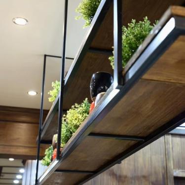 Imagem de Cabide de teto de cozinha, prateleira suspensa de 2 camadas, prateleiras de decoração flutuantes de madeira, suporte de vaso de flores para plantas de metal, suporte de parede para garrafa de vinho