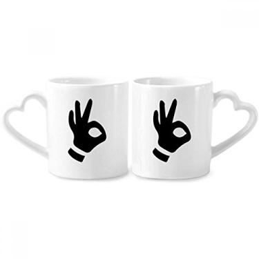 Imagem de Conjunto de canecas de porcelana para casal, padrão de contorno de gestos OK com alça de coração
