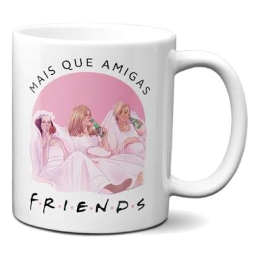 Imagem de Caneca Mais Que Amigas Friends Vestidas De Noiva No Sofá (Branca)
