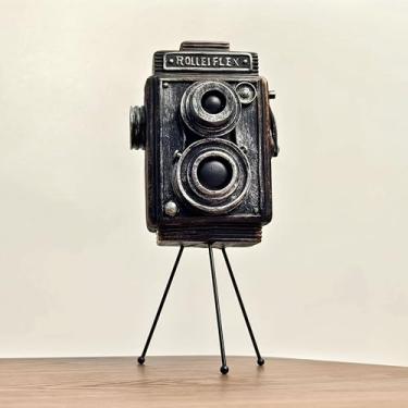Imagem de LANDCHY 13’‘H Vintage Camera Figurine Resin Retro Camera Replica on Stand Classic Photography Decor for Living Room, Office, Studio & Collector Display Antique Style Sculpture Gift