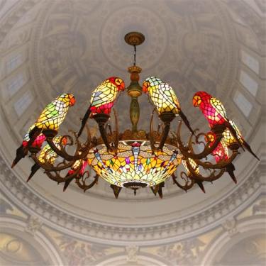 Imagem de Lustre contemporâneo de papagaio em estilo americano de luxo para sala de estar, restaurante, quarto, villa, hotel, café, bar, karaokê ou clube. Luminária pendente de vidro com LED colorido