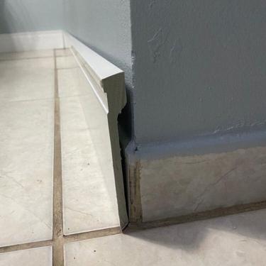 Imagem de Kit com 10 Barras Rodapé de Poliestireno 12cm X 15mm Sobrepor Frisado 24m Branco