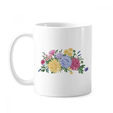 Imagem de Caneca de cerâmica com flor de planta, flor de crisântemo, xícara de porcelana e café