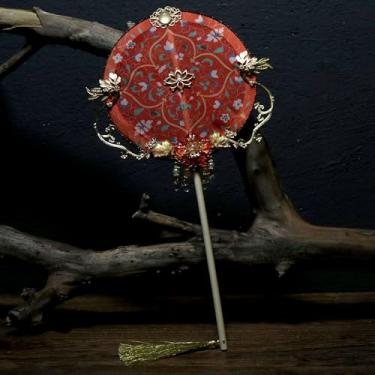 Imagem de rabithenn Ventilador em forma de lua - Acessório decorativo vermelho Hanfu chinês para estilo tradicional | Elegância portátil para eventos culturais e decoração de casa (Lótus Vermelho)