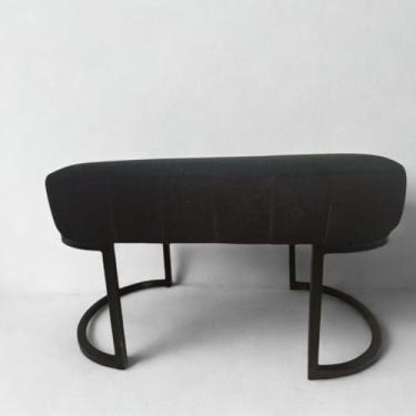 Imagem de Puff Versátil Retangular em Bouclê Off White – Banco Estofado com Estrutura em Metal p/Sala, Quarto ou Pé de Sofá (Preto c/Preto)