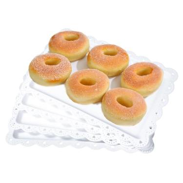 Imagem de Frigg Pacote com 4 bandejas de servir para festa com borda de renda, bandejas retangulares de comida, bandejas de plástico branco reutilizáveis, exibição de comida para festa de aniversário, casamento