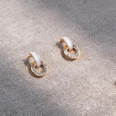 Imagem de Brincos femininos circulares dourados com design de diamante falso, estilo pequeno e eleguante, mostrando seu charme feminino único, adequado para o dia a dia e qualquer ocasião.