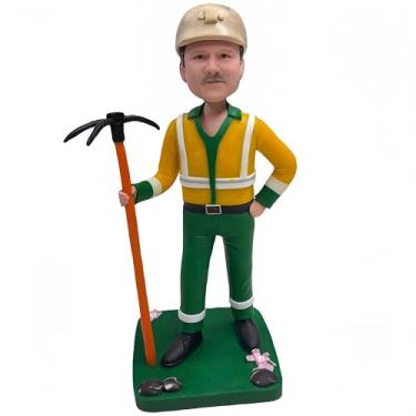 Imagem de Bobblehead de mineiro personalizado da foto: Estatueta de balanço personalizada com chapéu duro e suporte de picareta - aniversário perfeito para mineiros | Mesa artesanal/decoração interna