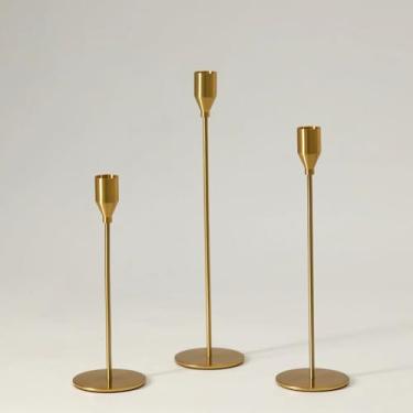 Imagem de Pickood Conjunto de 3 castiçais altos cônicos, castiçais finos longos de latão vintage (alturas: 9/11/13 polegadas), base antiderrapante de ferro pesado para mesa de manto de lareira decoração de