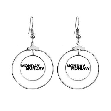 Imagem de Brincos estilosos da Monday com pingente de argola e círculo