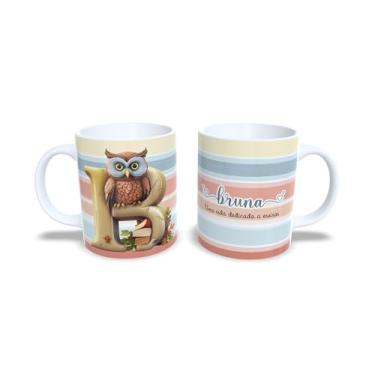 Imagem de caneca cerâmica branca 325ml dia do professor, corujinha professora, com nome personalizado e lera inicial do nome (b)