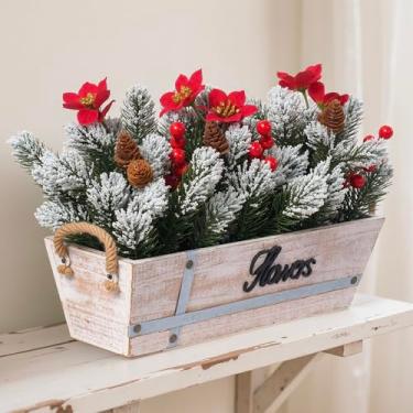 Imagem de Peça central de Natal artificial com guirlanda de pinheiro norfolk nevado, poinsétias, frutas vermelhas e pinhas em vaso de madeira rústica – decoração de mesa de Natal para casa, cozinha, escritório