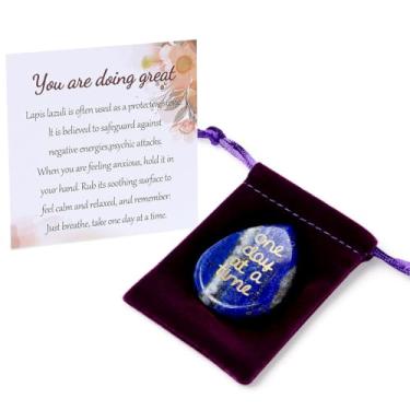 Imagem de ZHIYUXI One Day at A Time, lápis-lazúli, pedra para ansiedade, pensando em você, presentes para mulheres, pedras inspiradoras para alívio do estresse, presentes de sobriedade para ela