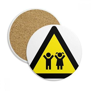 Imagem de Símbolo de aviso amarelo preto crianças triângulo copo copo copo copo proteção mesa pedra absorvente