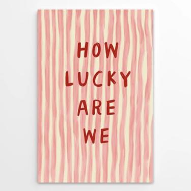 Imagem de How Lucky Are We Impressão de arte de parede moderna rosa vermelha listrada romântica pôster inspirador lembrete diário citação positiva para quarto feminino sala de estar escritório decoração de