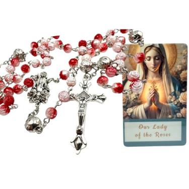 Imagem de Conjunto de contas em forma de rosa com crucifixo de metal e cartão de oração da Nossa Senhora do Rosário