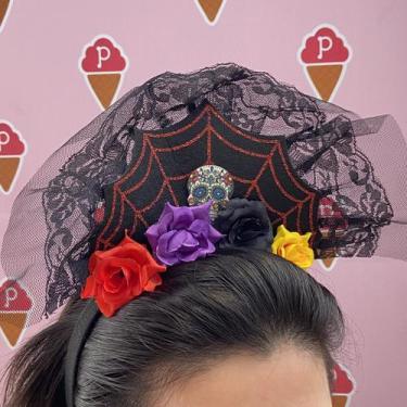 Imagem de Tiara Fantasia de Caveira com Rosas e Véu para Halloween - Pistache Ac
