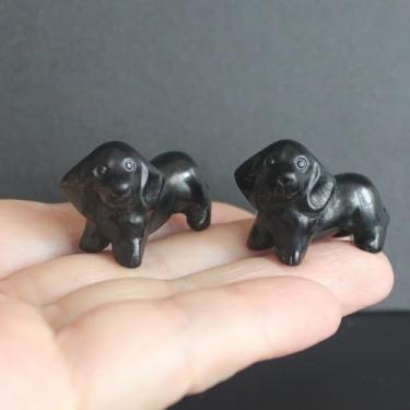 Imagem de HLbshi Estatueta de dachshund de cristal esculpida à mão mini pedra preciosa cachorro filhote animal estátua desktop escultura ornamento escritório decoração de casa presente (obsidiana preta)