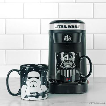 Imagem de Conjunto de cafeteira Star Wars Darth Vader e Stormtrooper – Cafeteira de xícara única com canecas – Perfeito para manhãs, noites de cinema e cozinhas de fãs