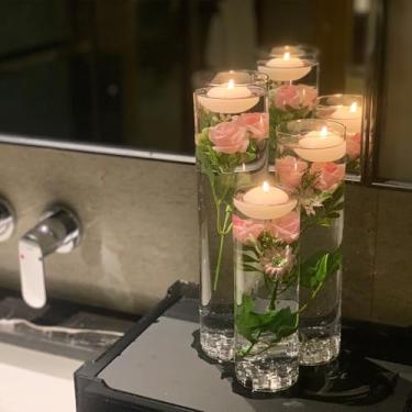Imagem de Mizerek Kit de enchimento de vaso de vidro de flor artificial rosa com velas flutuantes, água e cubos de gelo falsos para mesa de centro de mesa, casamento ou festa na piscina, casa, bar, restaurante