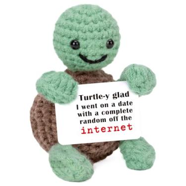 Imagem de Mini Funny Turtle Gifts for Her Him, Handmade Crochet Online Dating Gifts for New Boyfriend Girlfriend, Anniversary Birthday Christmas Stocking Stuffers Gifts Ideas, Internet Dating Greeting Card