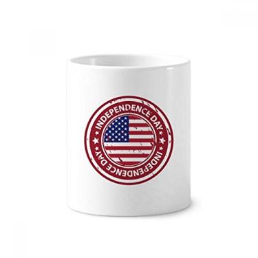 Imagem de Bandeira do Dia da Independência dos EUA com suporte de caneta e escova de dentes vermelha com suporte de cerâmica