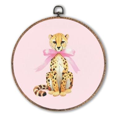 Imagem de Hxlac Arte de parede redonda de leopardo rosa moderno emoldurado, decoração de parede redonda de guepardo, estampa de leopardo de guepardo feminino, esculturas de parede para quarto de meninas