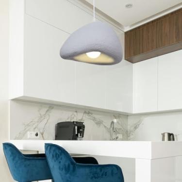 Imagem de Luminária pendente escandinava para ilha de cozinha japonesa, em tons de bege e branco, com aparência de concreto e cimento, estilo Wabi Sabi, com cúpula, lustre Wabi Sabi para sala de janta