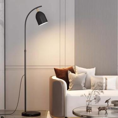 Imagem de Luminária de chão minimalista nórdica em metal polido, ideal para leitura em salas de estar, decoração de interiores, com interruptor de pé e base de mármore. Perfeita para quartos, bibliote