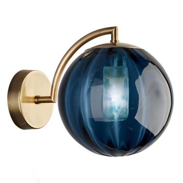 Imagem de Arandela de parede vintage em vidro azul com detalhes em dourado escovado, estilo moderno de meados do século XX, luminária de parede redonda para quarto, banheiro e corredor.