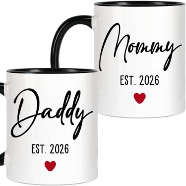 Imagem de ZingSurp Conjunto de canecas Mommy Est 2026 Daddy Est 2026 Copos de cerâmica de 325 ml para pais serem chá de bebê Gravidez Revelar Dia das Mães Presente de Dia dos Pais