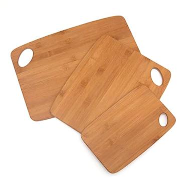Imagem de Lipper International Tábua de corte fina de madeira de bambu com furo oval nos cantos, tamanhos variados, conjunto de 3