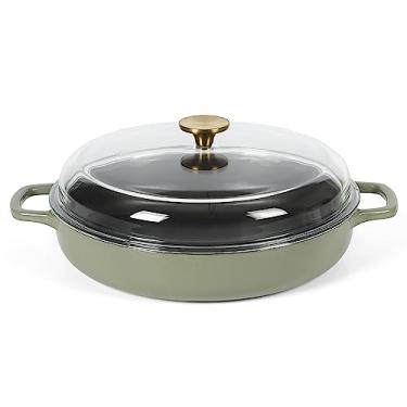 Imagem de Sur La Table Kitchen Essentials 3,75 litros de ferro fundido esmaltado multifuncional não tóxico antiaderente assadeira com tampa de vidro borossilicato - verde