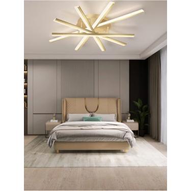 Imagem de Luminária de teto LED moderna com múltiplas lâmpadas, dimerizável e com controle remoto. Design elegante em ferro fundido, ideal para sala de jantar, quarto e escritório (Dourada, 95cm).