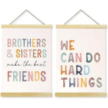 Imagem de CanvaCrafted Conjunto de pôster suspenso com moldura de madeira com citação de família inspiradora, pintura de cabide de rolagem, irmãos e irmãs fazem os melhores amigos - decoração motivacional para