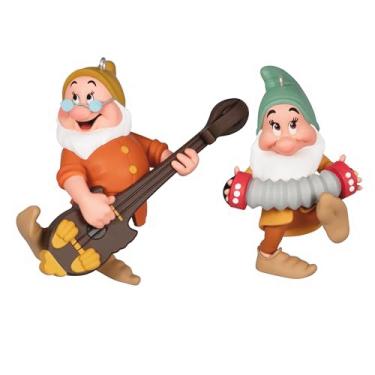 Imagem de Hallmark Keepsake Enfeites de Natal de Princesa Disney 2024, Branca de Neve e os Sete Anões Tímidos e Doc, Conjunto de 2