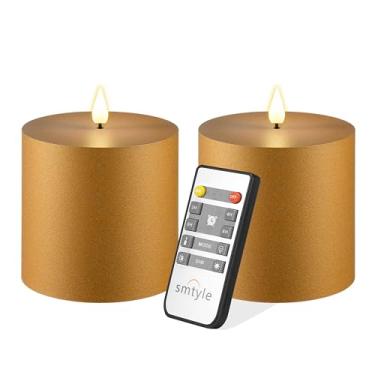 Imagem de smtyle Velas de pilar sem chama texturizadas douradas, 10 x 10 cm com controle remoto – Velas cintilantes de LED operadas por bateria, conjunto de 2 velas douradas decorativas para centros de mesa