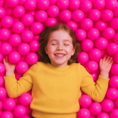 Imagem de Pensou Comprou 300 Unidades Bolinhas Rosas Que Não Amassam Piscina Infantil Atóxicas Seguras Resistentes Leves Cercadinhos Playgrounds Festas