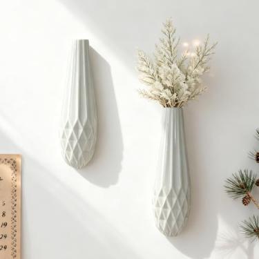 Imagem de DOCFLVAS Vaso de cerâmica de parede — Pacote com 2 vasos pendurados brancos foscos texturizados | Vaso de parede de cerâmica minimalista moderno para hastes únicas e flores secas