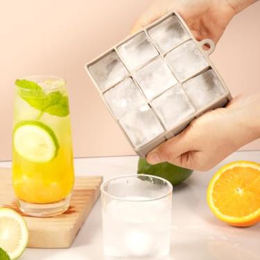 Imagem de Bandeja de gelo de silicone com 9 cavidades para cubos de 3 cm, molde antiaderente quadrado para chocolate, geleia, velas (cinza) – livre de BPA, lavável na lava-louças com orifício para pendurar