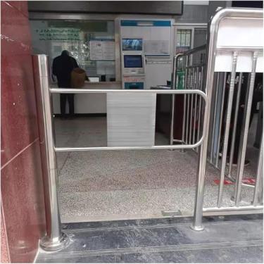 Imagem de Portão giratório de segurança com mola de aço inoxidável para restaurantes e supermercados - Porta de acesso unidirecional, dispositivo de entrada durável (prata, dobradiça direita, 90 x 100 cm)